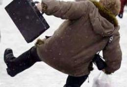 Ai alunecat pe gheaţă? Cine plăteşte şi ce recomandă avocaţii