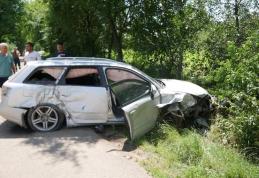 Accident la intrarea în Hudești! Două tinere rănite au fost transportate la spital