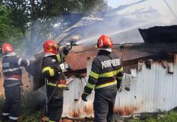 Incendiu la Dumeni! A vrut să scape de păduchii de găină, dar și-a incendiat adăpostul de animale - FOTO