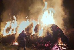 Aproximativ 30 de baloți de furaje distruși într-un incendiu