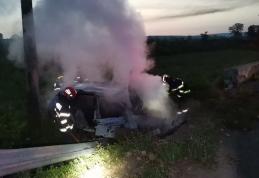 Tânăr rănit într-un accident rutier! Mașina a luat foc după impact - FOTO