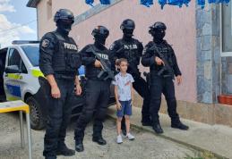 Surpriză făcută de polițiști unui copil din Botoșani - FOTO