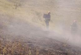 Aproximativ 10 hectare de vegetație uscată au ars pe un câmp de la marginea localității Răuseni