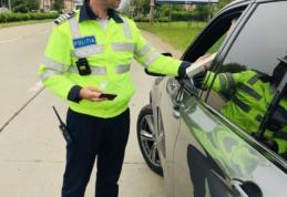 Polițiștii supraveghează traficul rutier pentru siguranța cetățenilor