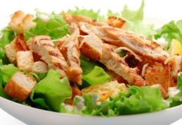Salată cu piept de pui la grătar