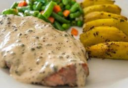 Friptură de vită cu sos de boabe de piper