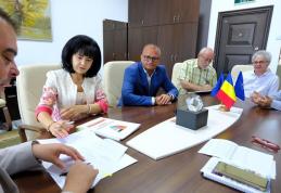 Consiliul Județean Botoșani: A fost semnat contractul de achizitionare a 8 autogunoiere - FOTO