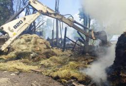 Atenție la depozitarea furajelor! 13 tone de furaje au ars! Pompierii au intervenit mai bine de cinci ore