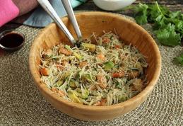 Salată cu fidea de orez, creveți și avocado