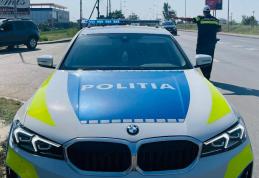 Trei infracțiuni dintr-o lovitură. Un tânăr de 22 de ani conducea un moped neînmatriculat, beat şi fără permis