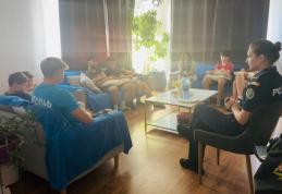 Sesiune de informare susținută de polițiștii botoșăneni pe tema actelor de alertare abuzivă a autorităților şi a riscurilor generate de consumul de dr