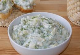 Salată de fasole verde cu iaurt și usturoi