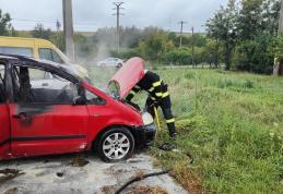 Autoturism parcat în curtea unui service cuprins de flăcări - FOTO