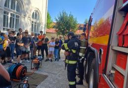 Marți, 13 – Preveniți ghinionul!: Pompierii din Dorohoi s-au întâlnit cu copiii din Parohia Strahova - FOTO