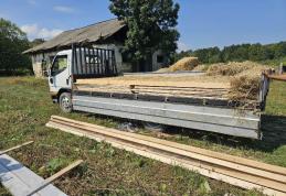 Material lemnos fără acte ascuns sub baloți de paie
