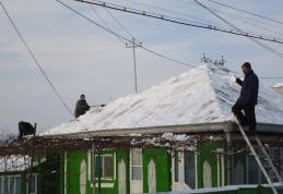 Autoritățile fac apel la dorohoieni să-și curețe… acoperișurile de zăpadă