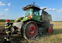 Un tractor a luat foc pe un câmp din județul Botoșani. Șoferul a sunat după ajutor