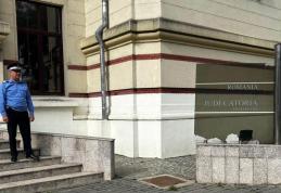 Un bărbat a ajuns la Psihiatrie după ce a vrut să spargă geamul Judecătoriei Botoșani