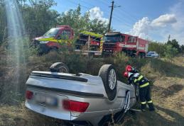 Zi cu ghinion pentru o femeie care s-a răsturnat cu mașina pe o stradă din județ - FOTO