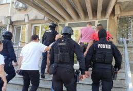 Doi bărbați au fost reținuți de polițiști după ce s-au bătut pentru o bucată de pământ