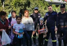 Zâmbete aduse de pompierii botoșăneni pe chipurile copiilor din localitățile afectate de inundații - FOTO
