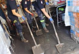 Pompierii botoșăneni alături de oamenii din localitatea Slobozia Conachi, județul Galați - FOTO