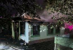 Casă cuprinsă de flăcări din cauza jarului căzut din sobă. Pompierii au salvat alte trei case din aceeași gospodărie