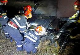 Un autoturism a luat foc după ce a lovit un copac de pe marginea unui drum din Ibănești - FOTO