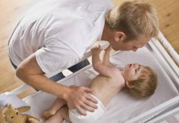 Tații trec la schimbat scutece. De la 1 martie, o directivă europeană se aplică și în România