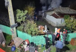 Acoperișul unei case mistuit de flăcări. Proprietarii care se aflau în interior și-au dat seama târziu - FOTO