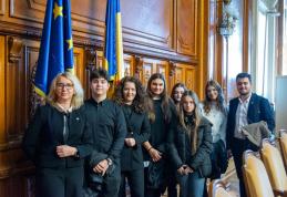 Elevii din Botoșani recompensați deputatul Alexandra Huțu cu o vizită la Muzeul Militar Național și Palatul Parlamentului - FOTO