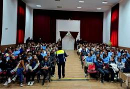Polițiștii de siguranță școlară - activități în cadrul campaniei „Tăcerea e tot violență! Vocea ta e soluția.”