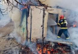 O femeie de 75 de ani și-a pierdut viața într-un incendiu izbucnit la o anexă gospodărească - FOTO
