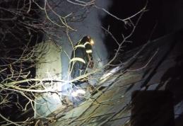Casă din Pomârla aflată în pericol din cauza unui incendiu izbucnit în jurul coșului de fum