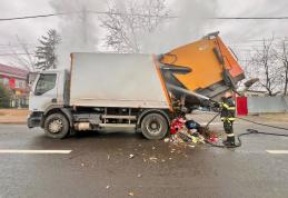Incendiu izbucnit la o autospecială de gunoi care se afla în trafic. Pompierii au intervenit de urgență - FOTO