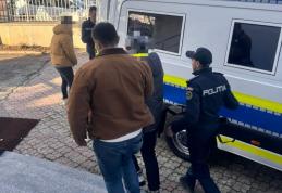 Tineri reținuți de polițiști după ce, pe fondul unui conflict spontan, au bătut un bărbat în scara unui bloc