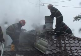 Casă din județ în pericol din cauza unui incendiu izbucnit în jurul coșului de fum