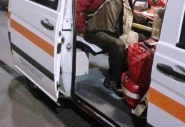 Un om al străzii recalcitrant luat pe sus de polițiștii locali și dus la psihiatrie după ce a făcut scandal
