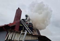 O casă din Podriga a fost în pericol după ce funinginea din coșul de fum s-a aprins
