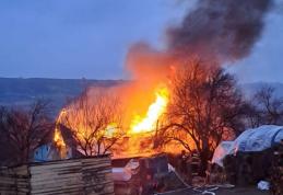 Familie cu patru copii din Pomârla rămasă fără acoperiș deasupra capului în urma unui incendiu