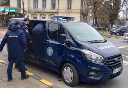 Trei adolescenți depistați de jandarmi în timp ce se drogau într-un parc