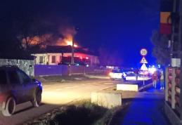 Acoperișul școlii din Cristești cuprins de flăcări - FOTO