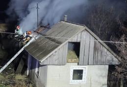 Incendiu într-o gospodărie din județ după ce o lumânare aprinsă a fost lăsată nesupravegheată - FOTO
