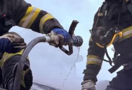 Incendiu izbucnit la o casă din cauza coș de fum neizolat termic. O femeie a suferit atac de panică