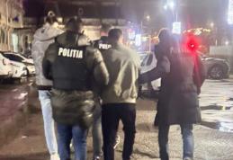 Patru tineri reținuți de polițiști pentru loviri sau alte violențe