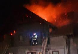 O familie din Prăjeni a rămas fără acoperiș deasupra capului în urma unui incendiu 
