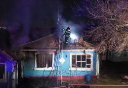 A aprins focul în sobă și a plecat de acasă. Incendiul i-a cuprins jumătate de casă