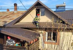 Etajul unei case cuprinse de flăcări după ce un copil s-a jucat cu focul