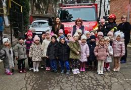 Activitate a pompierilor botoșăneni cu preșcolarii unei grădinițe din județ - FOTO