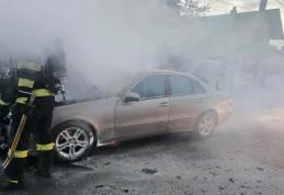 O mașină a luat foc în mers pe o stradă din Dorohoi. Șoferul a sunat la 112